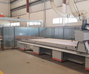 The HOLZHER reference customer Pulsar from Dubai is enthusiastic about the integrated storage solution with pressure beam saw and nesting machine