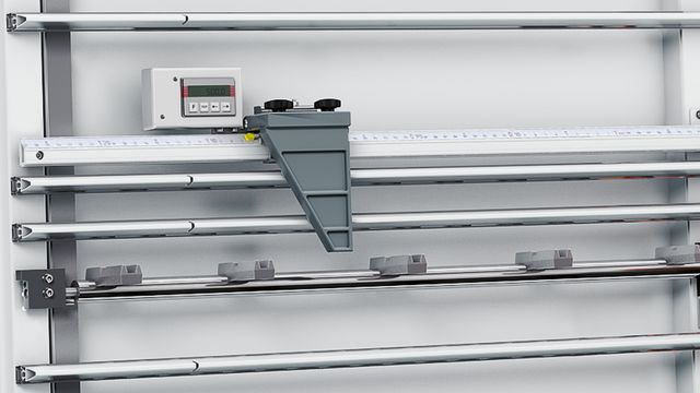 Digital dimension display for setting the length in vertical section.