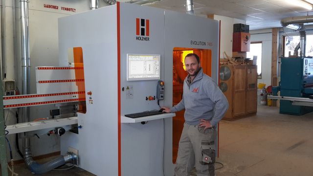 Experience with HOLZ-HER CNC machines - complete machining on all four edges of the work Reference / experience with HOLZ-HER machines - CNC machine with extremely limited space